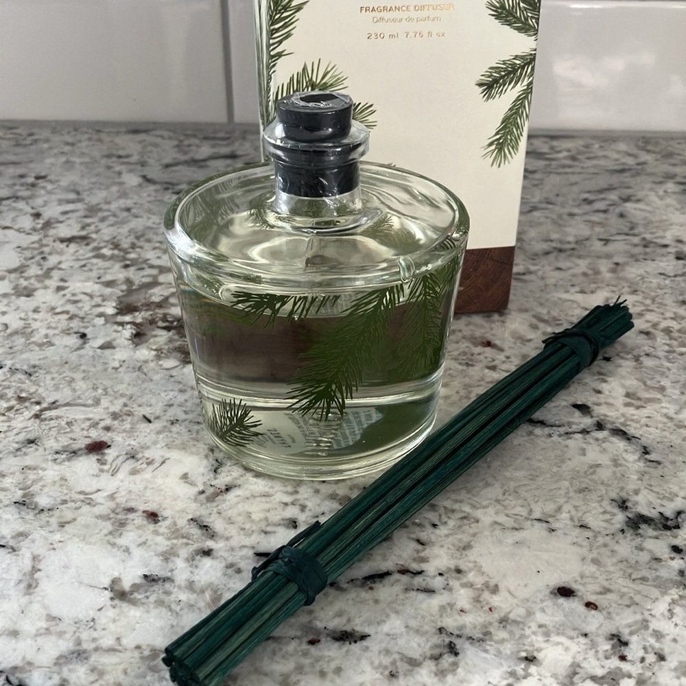 New Thymes Frasier Fir fragrance reed diffuser - Picture 3 of 3